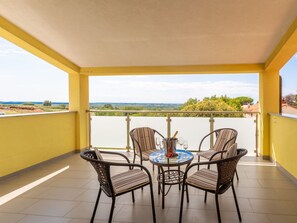 Outdoor dining - Ferienvilla 'Villa Sandra' by Interhome (Poreč/Kaštelir)