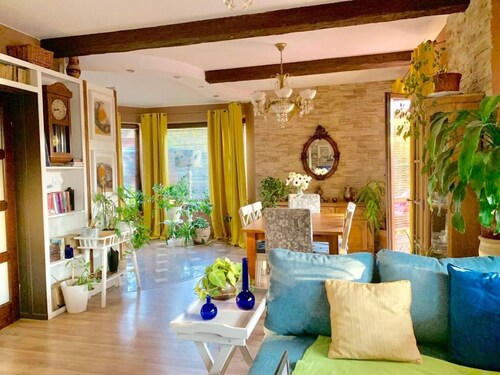 Magnolienhaus mit Sauna und Jacuzzi by Interhome