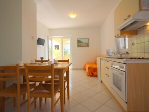 Kühlschrank, Mikrowelle, Ofen, Kochgeschirr/Geschirr/Besteck