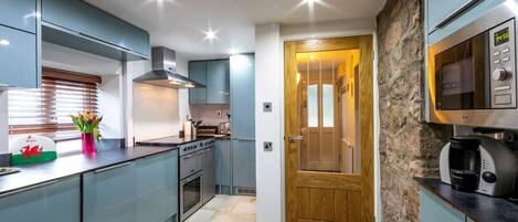 Jääkaappi, mikroaaltouuni, uuni, astianpesukone