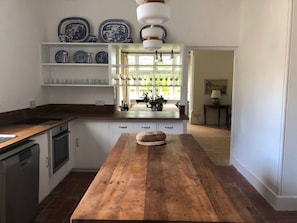 Réfrigérateur, four à micro-ondes, un four, lave-vaisselle