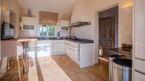 Private kitchen - LA CROIX-VALMER - SEA VIEW VILLA - INFINITY POOL - 5 BEDROOMS (LA CROIX VALMER)
