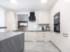 Fridge, microwave, oven, dishwasher - "Villa Bibali" mit privatem Pool by Interhome (Buje)