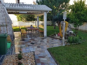 Outdoor dining - Wohnung Hama Komunela mit Garten und Stellplatz by Interhome (Umag)