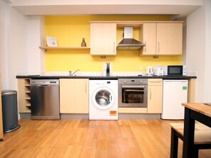 Fridge, microwave, oven, dishwasher - Zentrale Wohnung Bristol, 2 Betten, Balkon, Wi-Fi by Interhome (Bristol)