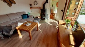 Ein gemütliches Wohnzimmer mit einer Couch, einem Couchtisch und einem Kamin.