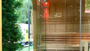Eine Sauna mit Holzbänken, einer Glastür und einem Schild, das anzeigt, dass sie nur für Männer bestimmt ist.