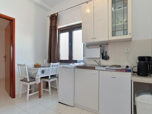 Fridge, cookware/dishes/utensils - Apartment für 2 Personen by Interhome (Fažana)