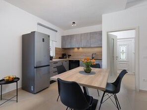 Fridge, microwave, oven, dishwasher - Anna Premium by Interhome (Dracevac)