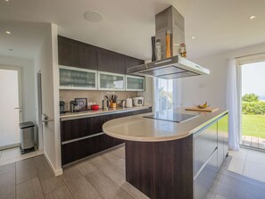 Fridge, microwave, oven, dishwasher - Exceptional Villa with Sea View in Sainte-Maxime (STE MAXIME)