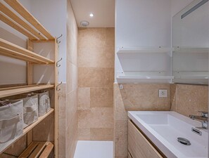 Bathroom - DUPLEX IN THE HEART OF THE CITY CENTER (STE MAXIME)