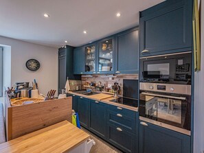 Fridge, microwave, oven, dishwasher - DUPLEX IN THE HEART OF THE CITY CENTER (STE MAXIME)