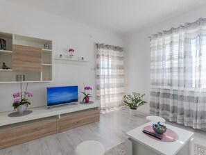 TV - Milka A2 by Interhome (Poreč)