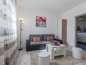 TV - Milka A2 by Interhome (Poreč)