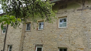Un edificio de piedra con varias ventanas y una puerta.