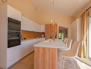 Fridge, microwave, oven, dishwasher - Grimaud – In the Heart of the Golf Club – 5 Bedrooms – Swimming Pool (GRIMAUD)