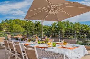 Outdoor dining - Grimaud – In the Heart of the Golf Club – 5 Bedrooms – Swimming Pool (GRIMAUD)