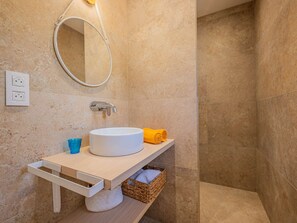 Bathroom - Grimaud – In the Heart of the Golf Club – 5 Bedrooms – Swimming Pool (GRIMAUD)