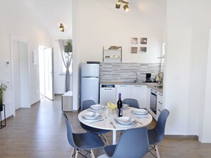 Kjøleskap, mikrobølgeovn, ovn og oppvaskmaskin