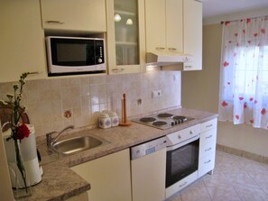 Fridge, microwave, oven, dishwasher - Apartment Nidisa by Interhome (Krk/Čižići)