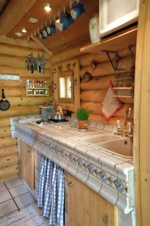 Kühlschrank, Mikrowelle, Kochgeschirr/Geschirr/Besteck