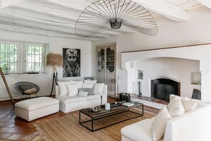 TV - Sainte-Maxime – Exceptional Bastide with Sea View – Gulf of Saint-Tropez (STE MAXIME)