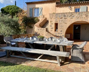 Outdoor dining - Sainte-Maxime – Exceptional Bastide with Sea View – Gulf of Saint-Tropez (STE MAXIME)