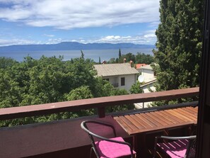 Outdoor dining - mit einer überdachten Terrasse by Interhome (Krk/Njivice)