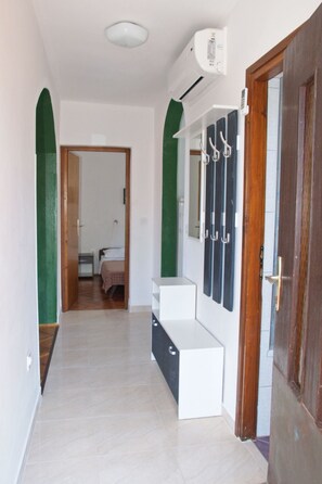 Interior - mit einer überdachten Terrasse by Interhome (Krk/Njivice)