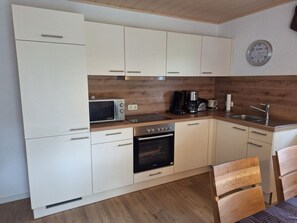 Kühlschrank, Mikrowelle, Ofen, Geschirrspüler