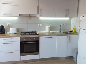 Fridge, microwave, oven, cookware/dishes/utensils - "Neue Wohnung" mit Privatparkplatz by Interhome (Pula)