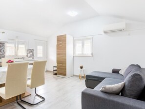 TV - Schönes Ferienhaus in Sikici by Interhome (Pula)