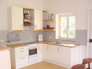 Fridge, oven, cookware/dishes/utensils - Fewo Altes Schulhaus by Interhome (Bernried)