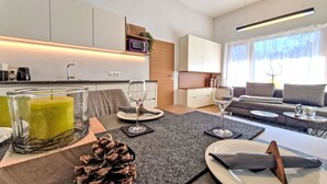 Eine moderne Wohnung mit Essbereich, Küche und Wohnzimmer.