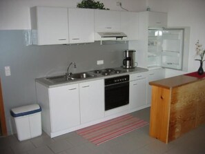 Kühlschrank, Mikrowelle, Ofen, Geschirrspüler