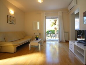 TV - Paradiso 1 mit Pool by Interhome (Poreč)
