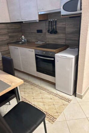 Kühlschrank, Mikrowelle, Ofen, Kochgeschirr/Geschirr/Besteck