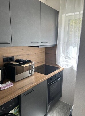 Kühlschrank, Mikrowelle, Ofen, Kochgeschirr/Geschirr/Besteck