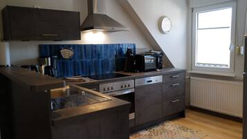 Kühlschrank, Mikrowelle, Ofen, Geschirrspüler