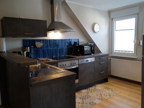 Kühlschrank, Mikrowelle, Ofen, Geschirrspüler