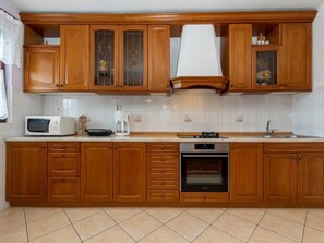 Fridge, microwave, oven, cookware/dishes/utensils - Apartment Vinez by Interhome (Drenje)