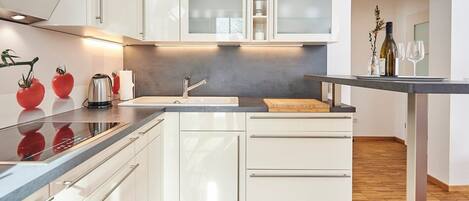 Réfrigérateur, four, lave-vaisselle