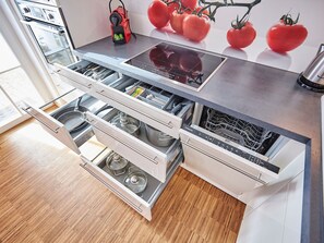 Fridge, oven, dishwasher, cookware/dishes/utensils - Komfortables Ferienhaus in purer Natur by Interhome (Bringhausen)