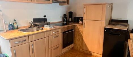 Kjøleskap, mikrobølgeovn, ovn og oppvaskmaskin