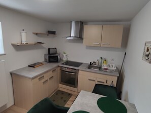 Fridge, microwave, oven, cookware/dishes/utensils - Gemütliche Ferienwohnung in Vollmarshausen by Interhome (Lohfelden)