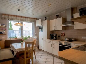 Fridge, microwave, oven, dishwasher - Haus Herdlitschke by Interhome (Polle)