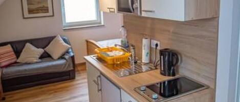 Refrigerador, microondas, utensilios de cocina