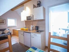 Réfrigérateur, four à micro-ondes, vaisselle et ustensiles