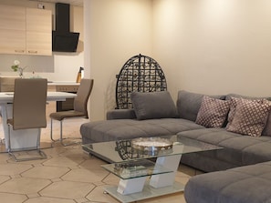 TV - Dreibettzimmer mit Lounge-Terrasse und Garten by Interhome (Nüdlingen)