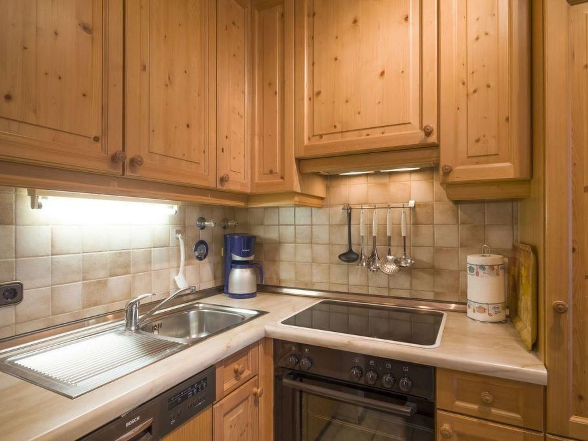 Kühlschrank, Mikrowelle, Ofen, Geschirrspüler